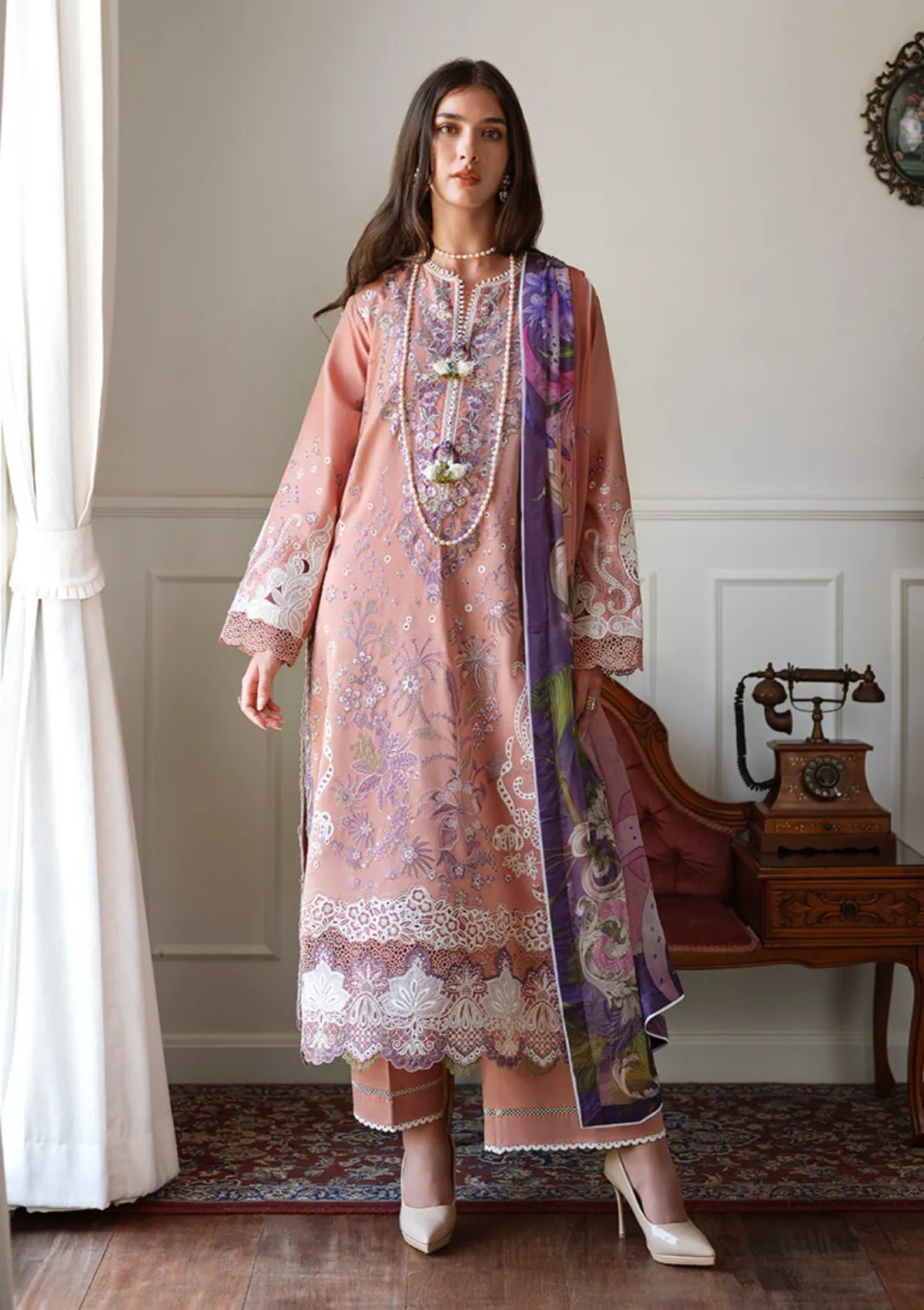 Mushq Amoi Held by Love'26 D-16 Daisy Chain