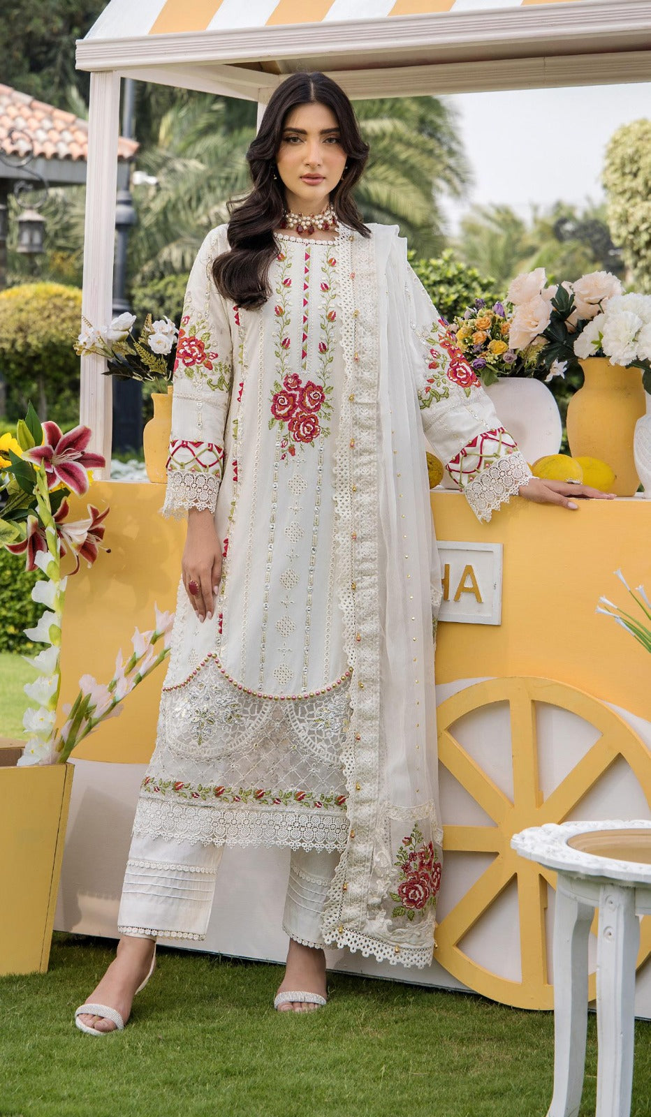 Eshaisha Luxury Lawn'25 White Rose Glow
