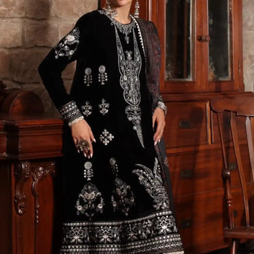 Noor by Saadia Asad Suzaanikari Winter Shawl'24 D-12 PAREEHA