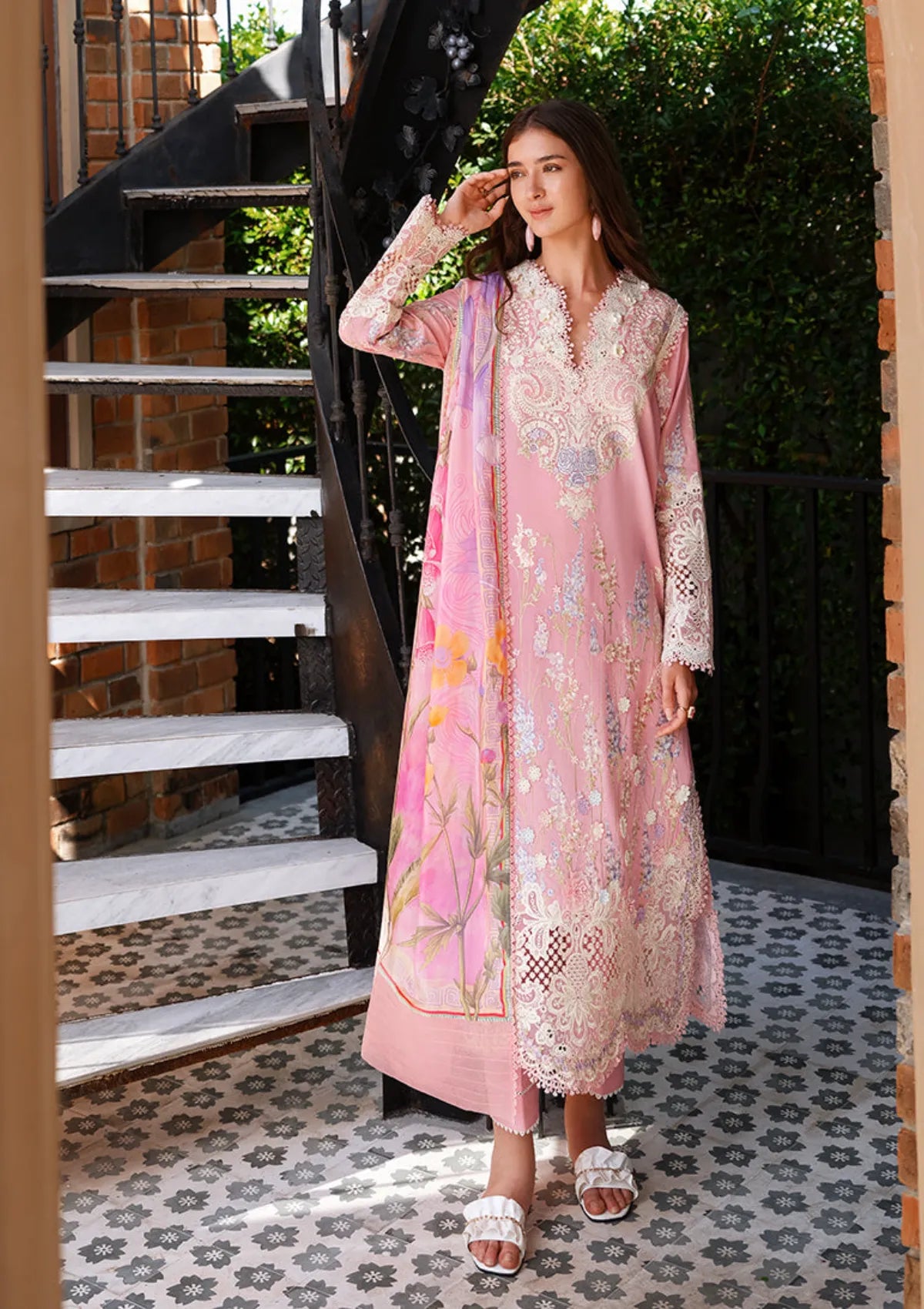 Amoi Held by Love'26