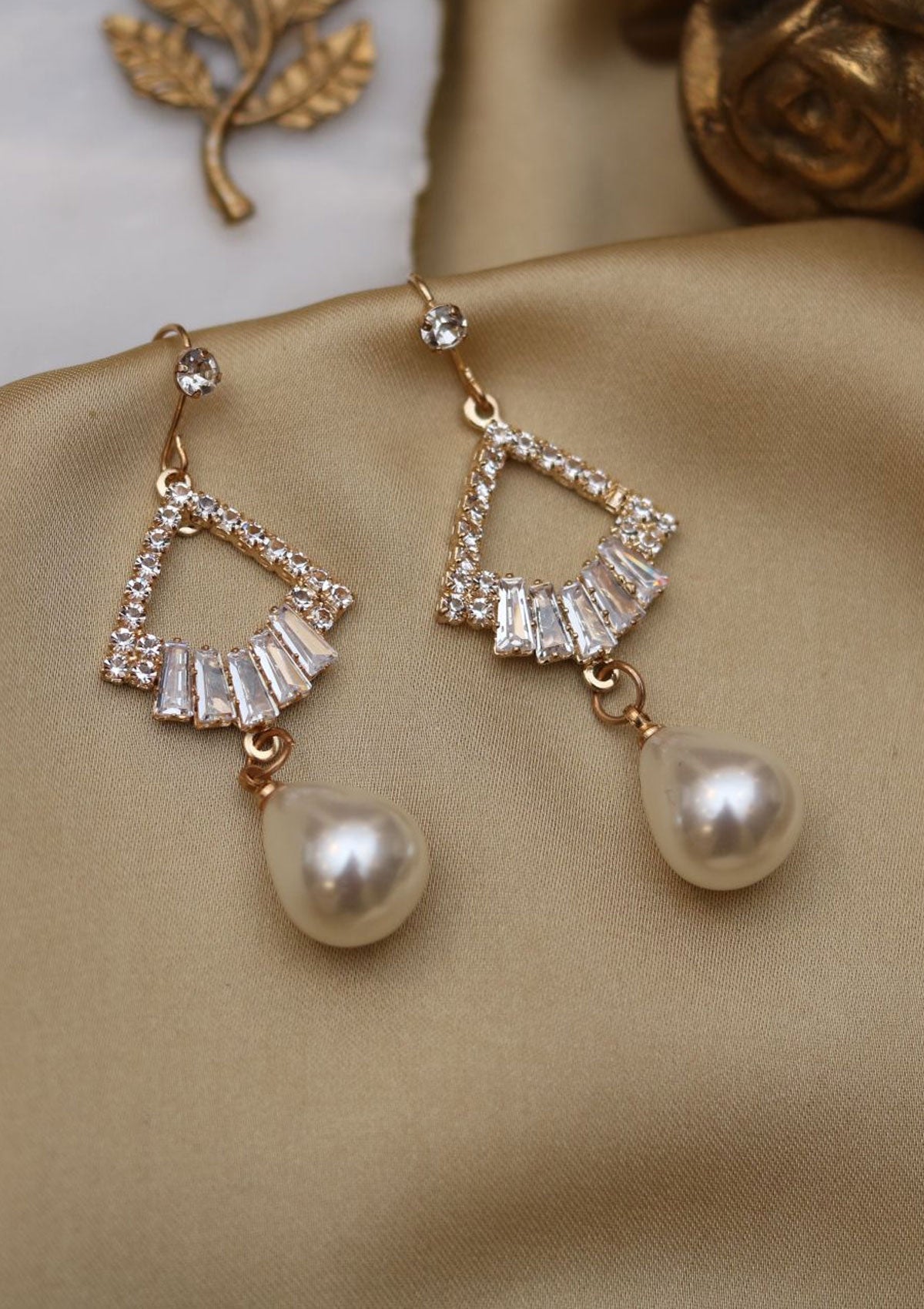 EAR RINGS D-122 PEARL WHITE